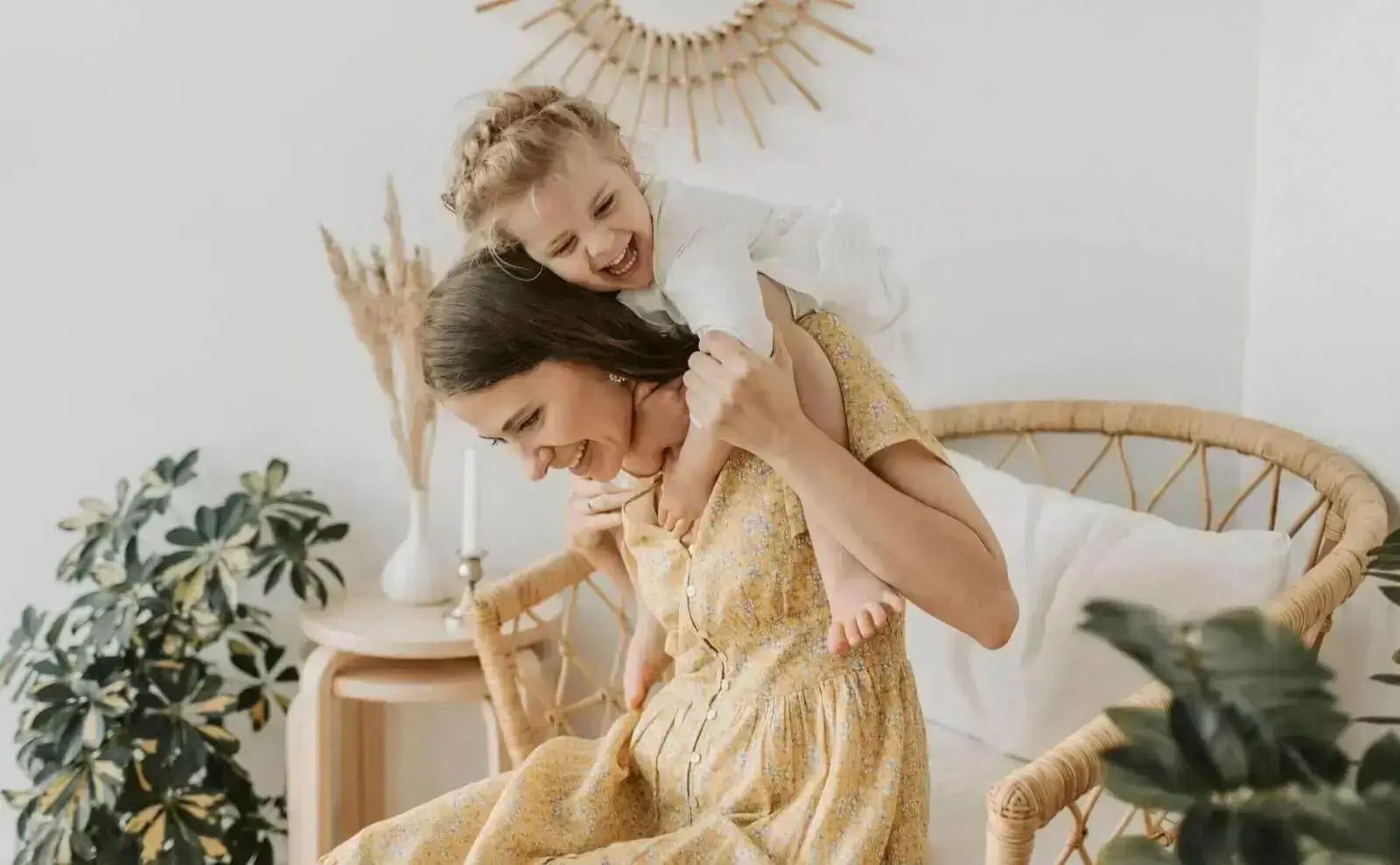 Madre abrazando a su hijo con el ebook