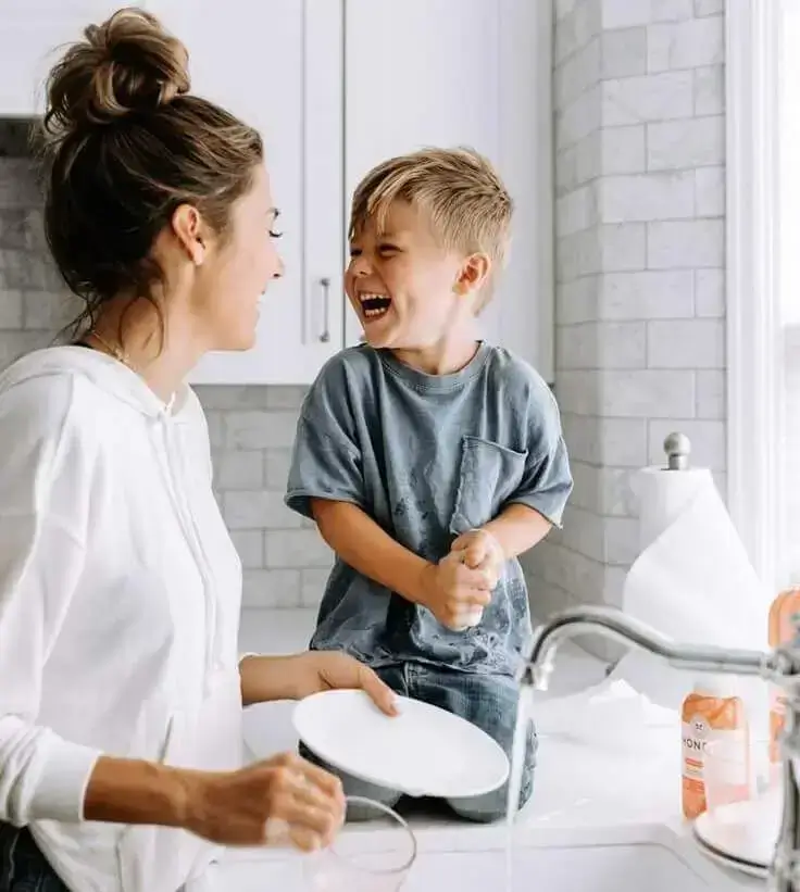 Madre feliz con sus hijos